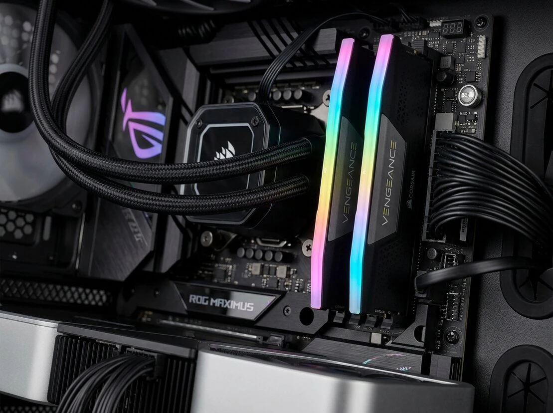 Módulos de RAM y SSD sobre una mesa de trabajo